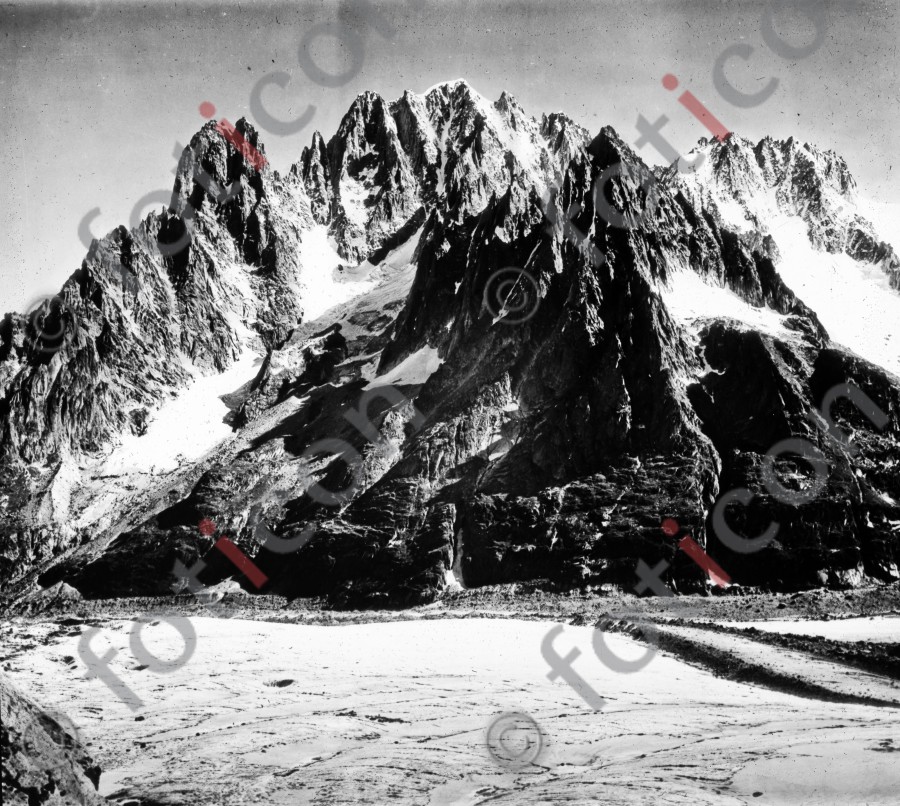 Blick vom Tacul-Gletscher auf Aiguille Verte und du Dru ; View from Tacul glacier on Aiguille Verte and du Dru - Foto simon-73-029-sw.jpg | foticon.de - Bilddatenbank für Motive aus Geschichte und Kultur